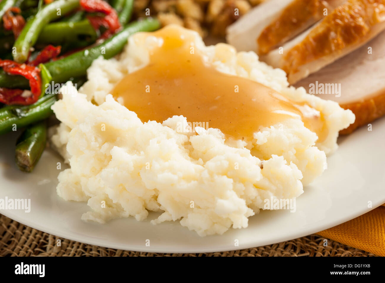 Orgánicas caseras puré de papas con salsa para el Día de Acción de