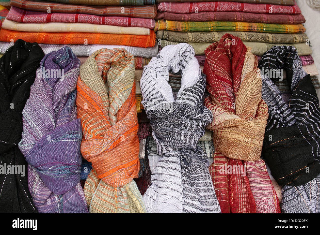 Bufandas hechas a mano en una variedad de patrones y colores para la venta  en el mercado de artesanías al aire libre en la ciudad de Otavalo, Ecuador  Fotografía de stock -
