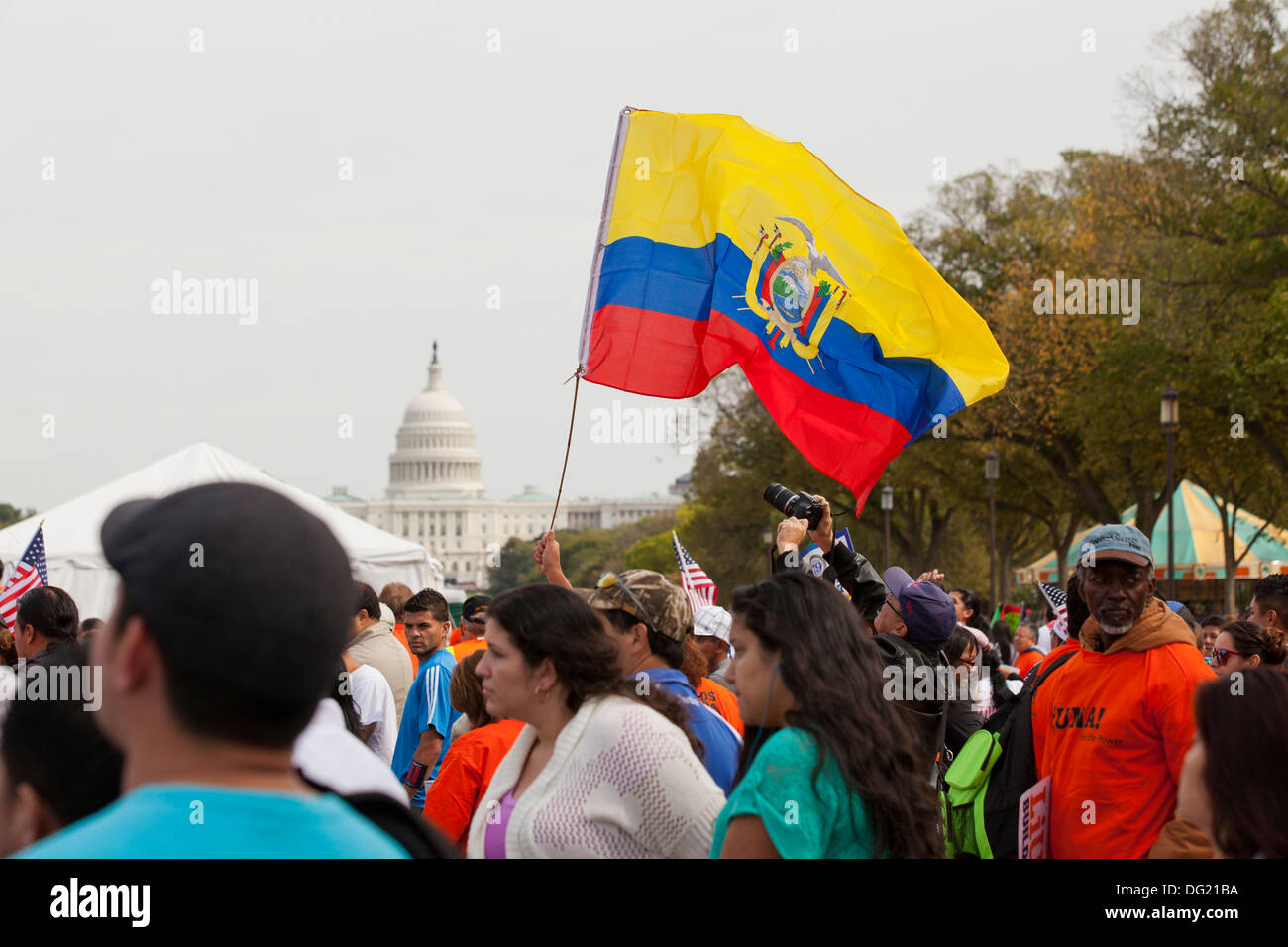 Hombre agitando una bandera ecuatoriana en la reforma de inmigración rally - Washington, DC, EE.UU. Foto de stock