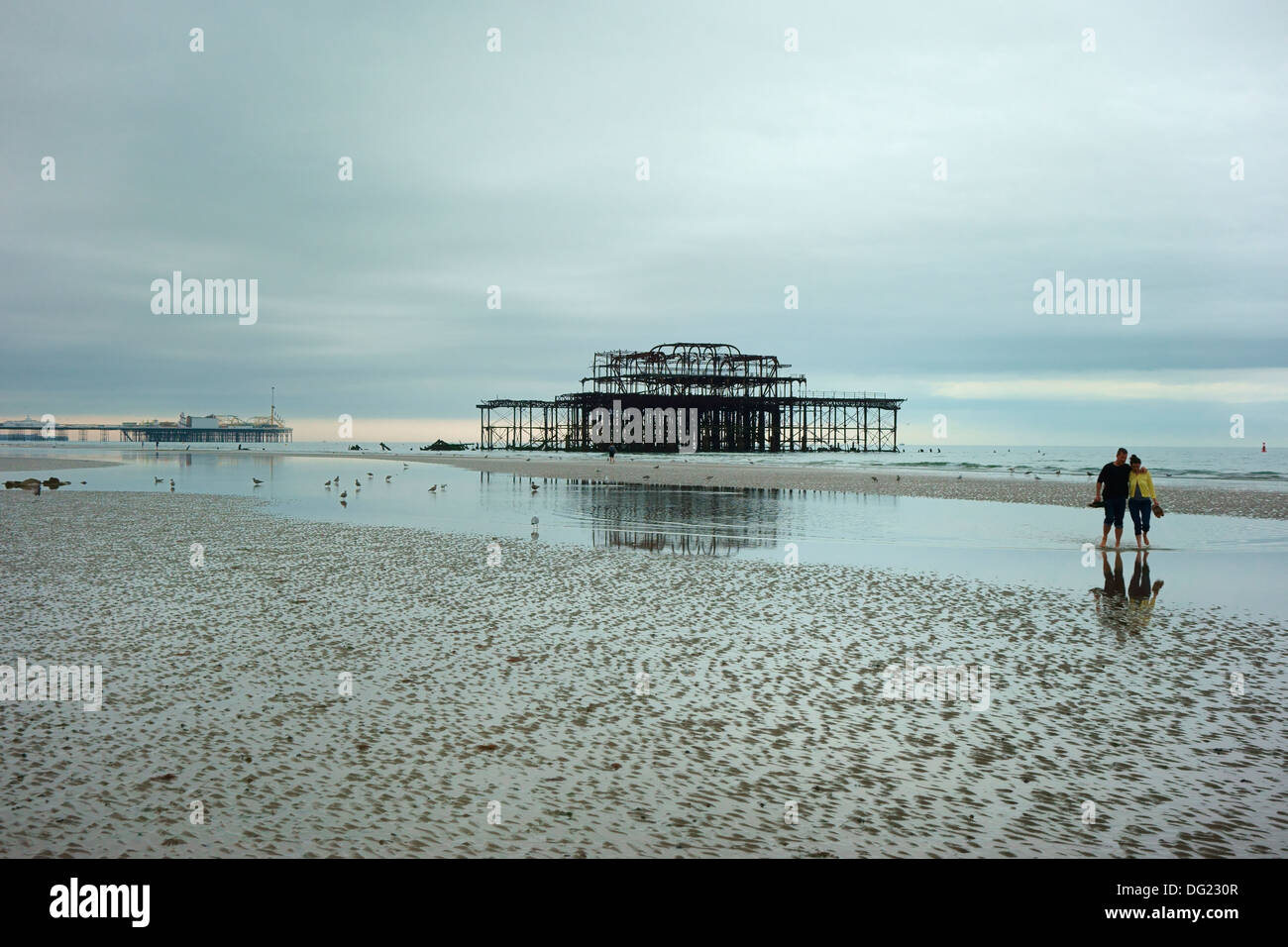 Expone en marea baja a la arena de los embarcaderos en Brighton Foto de stock