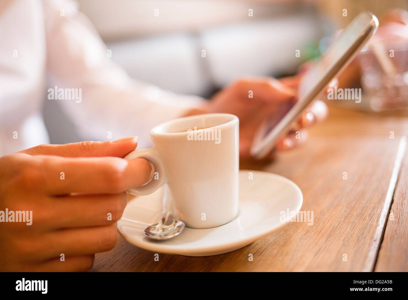 Teléfono móvil sms mensaje hembra cafe Foto de stock