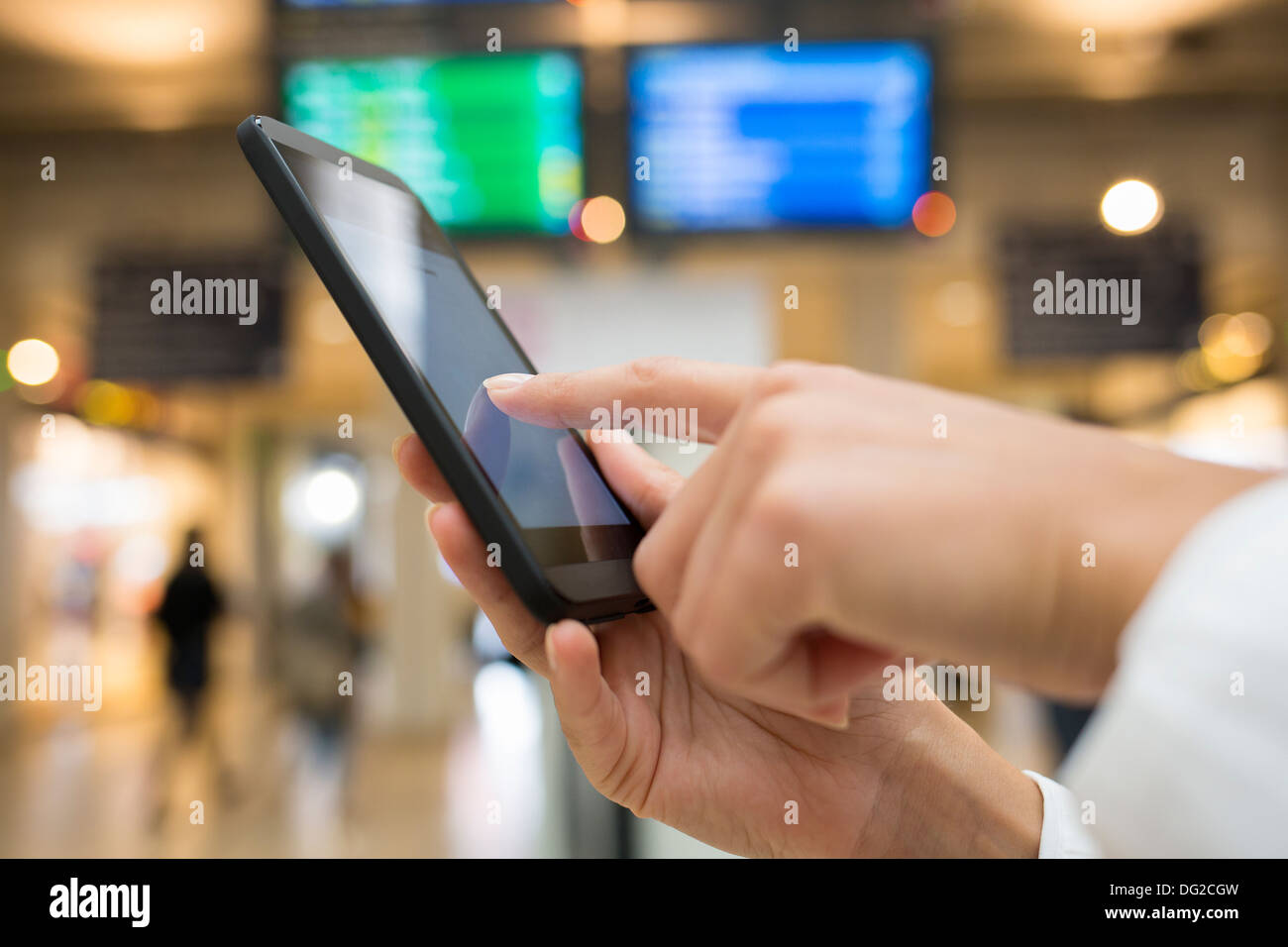 Hembra concourse viajes teléfono móvil digital sms mensajes de TGV Foto de stock