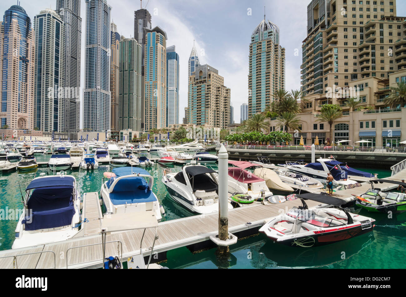 Los rascacielos dominan barcos en Dubai Marina, Dubai, EAU Foto de stock