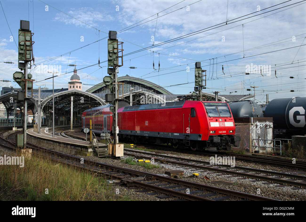 Tren eléctrico con clase 146 locomotora 146009 dejando koln hbf Colonia Alemania Foto de stock
