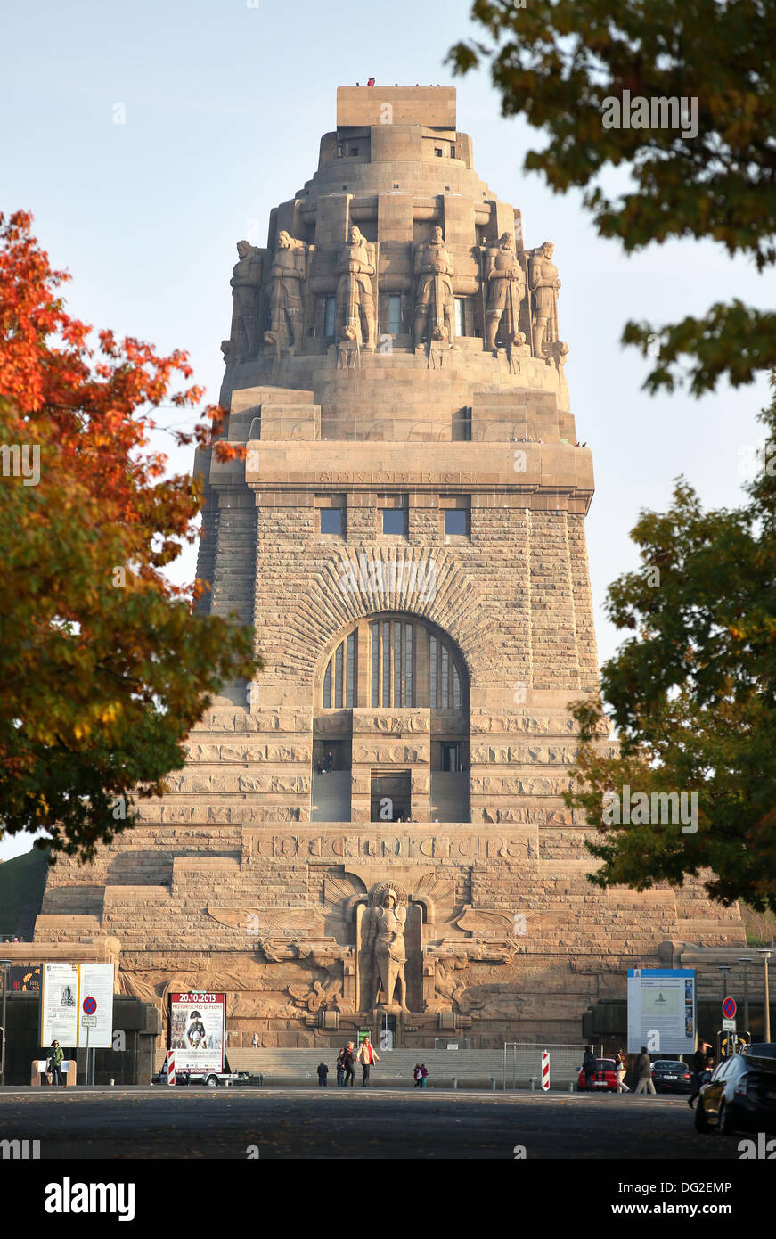 Leipzig, Alemania. 08 Oct, 2013. La gente se levanta en la batalla de las Naciones monumento en Leipzig, Alemania, 08 de octubre de 2013. El monumento fue construido para el centenario en 1913 y fue completamente restaurado en los últimos años. Está dedicado a las más de 110.000 personas que murieron en la batalla de las Naciones entre Napolean y la Federación, Prusianos, austriaco y sueco fuerzas. Los eventos tendrán lugar alrededor del 18 de octubre para conmemorar el 200º aniversario. Foto: JAN WOITAS/dpa/Alamy Live News Foto de stock