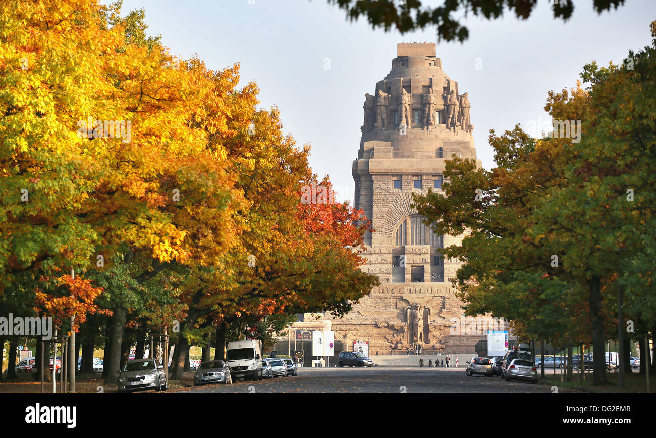 Leipzig, Alemania. 08 Oct, 2013. La gente se levanta en la batalla de las Naciones monumento en Leipzig, Alemania, 08 de octubre de 2013. El monumento fue construido para el centenario en 1913 y fue completamente restaurado en los últimos años. Está dedicado a las más de 110.000 personas que murieron en la batalla de las Naciones entre Napolean y la Federación, Prusianos, austriaco y sueco fuerzas. Los eventos tendrán lugar alrededor del 18 de octubre para conmemorar el 200º aniversario. Foto: JAN WOITAS/dpa/Alamy Live News Foto de stock