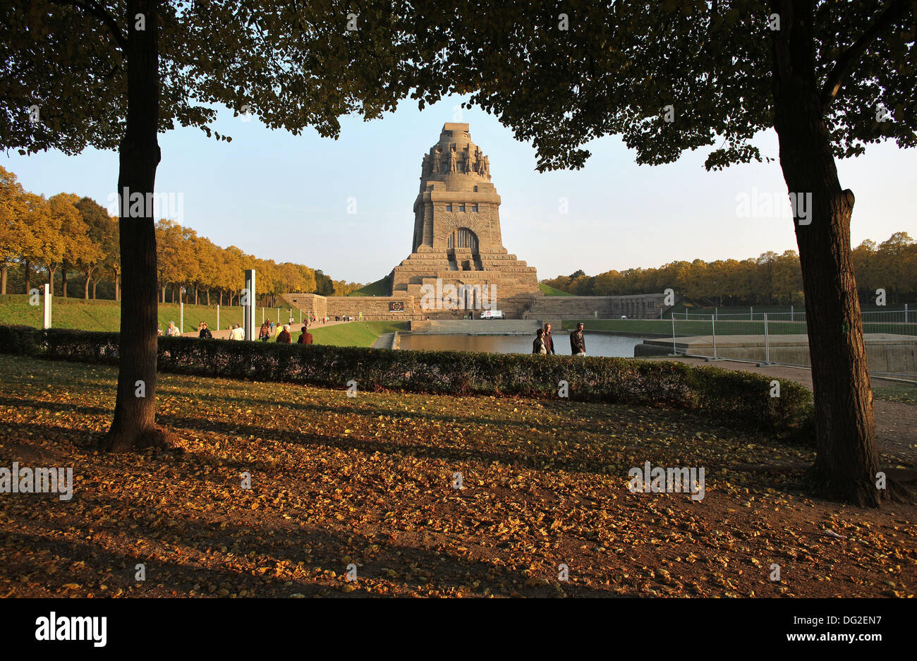 Leipzig, Alemania. 08 Oct, 2013. La gente se levanta en la batalla de las Naciones monumento en Leipzig, Alemania, 08 de octubre de 2013. El monumento fue construido para el centenario en 1913 y fue completamente restaurado en los últimos años. Está dedicado a las más de 110.000 personas que murieron en la batalla de las Naciones entre Napolean y la Federación, Prusianos, austriaco y sueco fuerzas. Los eventos tendrán lugar alrededor del 18 de octubre para conmemorar el 200º aniversario. Foto: JAN WOITAS/dpa/Alamy Live News Foto de stock