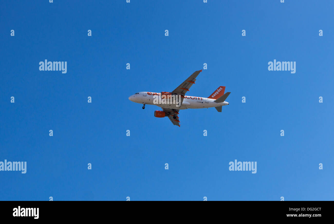 Easy jet un avión en vuelo con el cielo azul como fondo Foto de stock