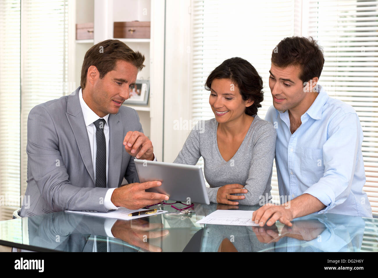 Mujer Hombre empresario contrat interiores de tablet pc Foto de stock