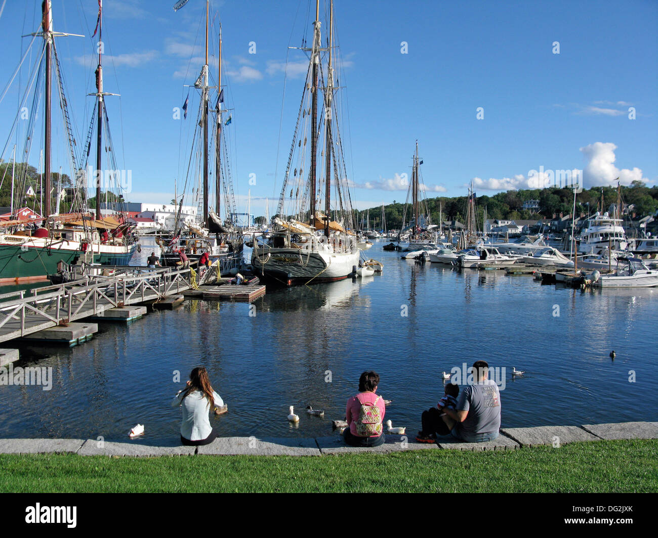 Familia Joven en Waters Edge Camden Harbor costa de Maine Nueva Inglaterra, EE.UU. Foto de stock