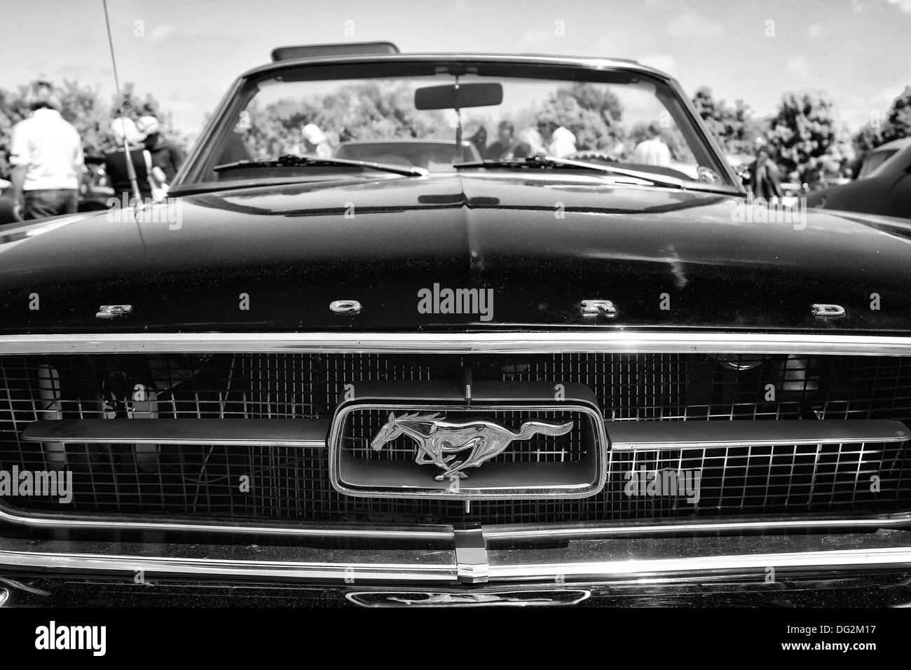 El emblema de un coche deportivo Ford Mustang Convertible (1967), blanco y negro Fotografía de