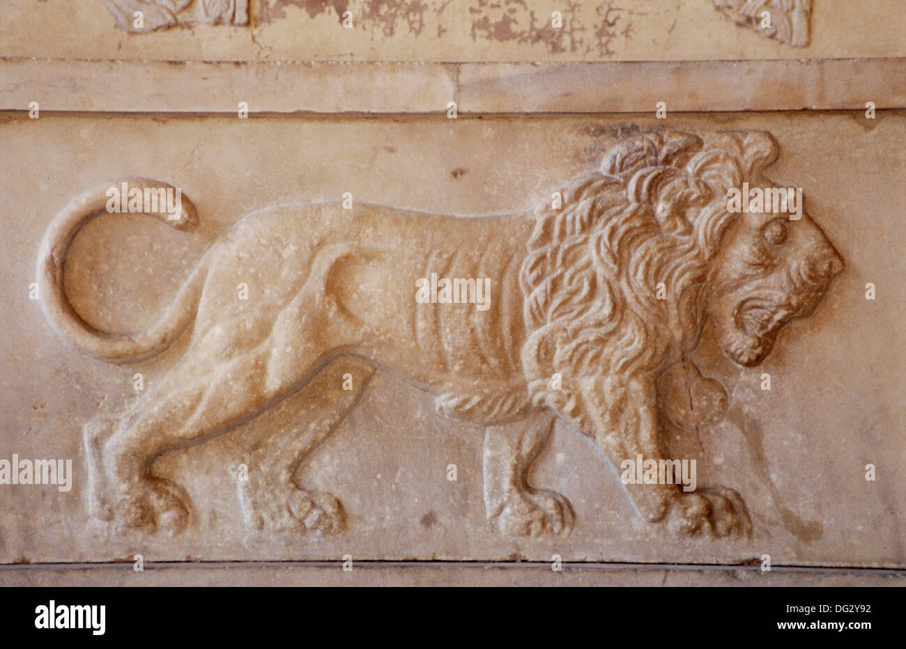 Un león en la pared de piedra en el pórtico de Santa Maria en Trastevere.  Roma. Italia Fotografía de stock - Alamy