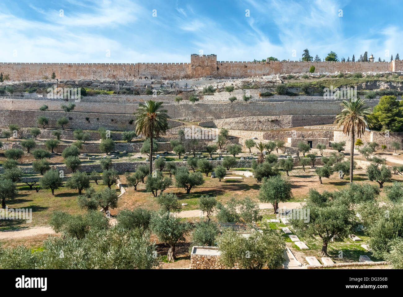 Vista de las murallas de la ciudad vieja de Jerusalén desde el Monte de los Olivos, Israel Foto de stock