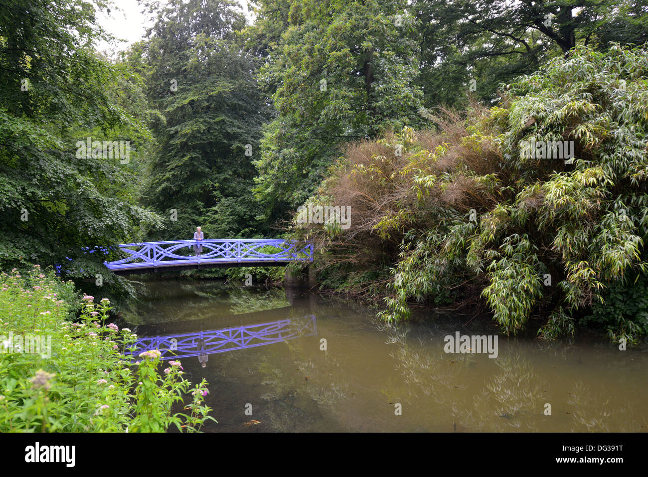 El puente azul en inmuebles en Overveen Elswout Holland Foto de stock
