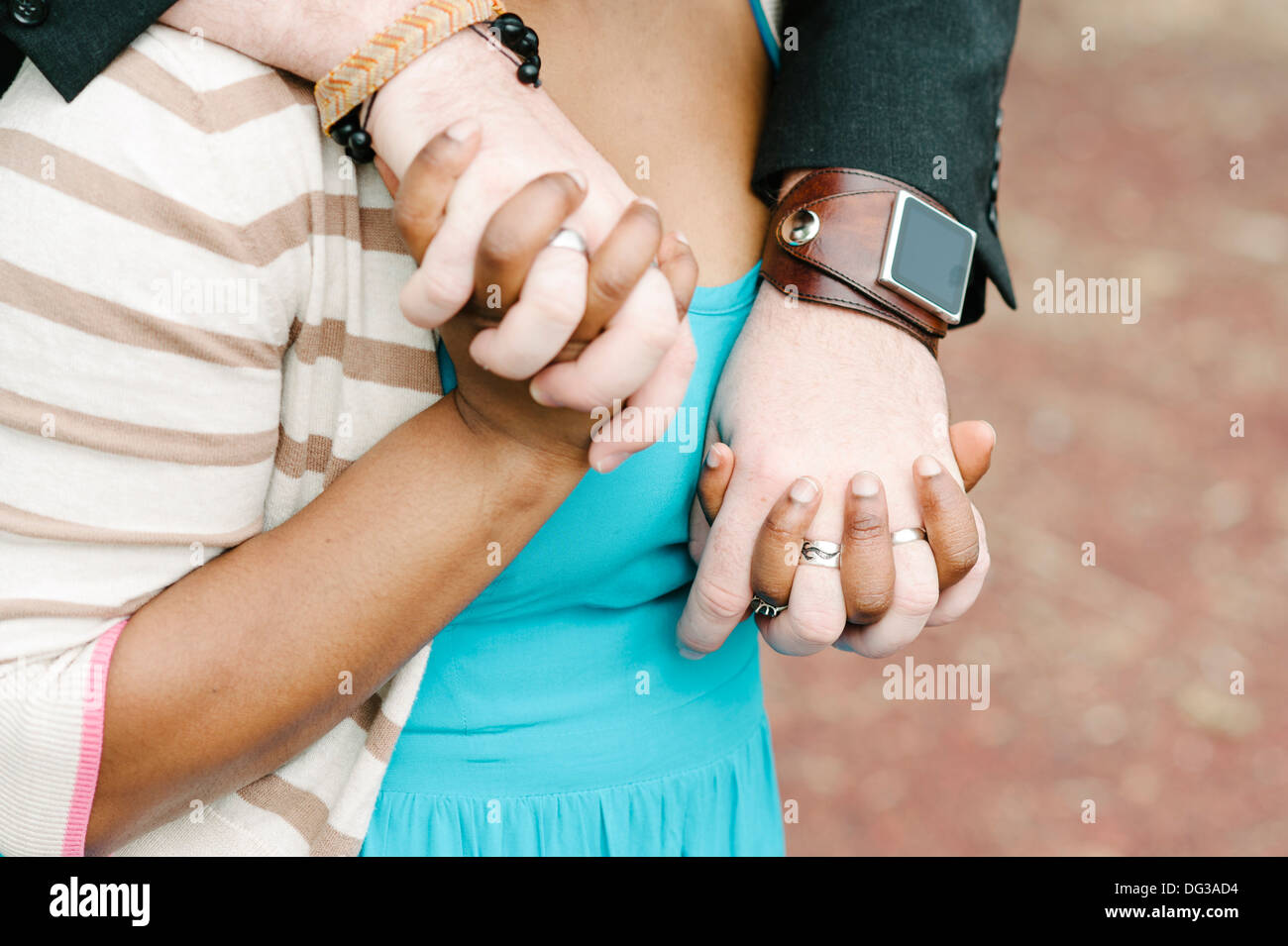 Interracial pareja tomados de las manos, Cerrar Foto de stock