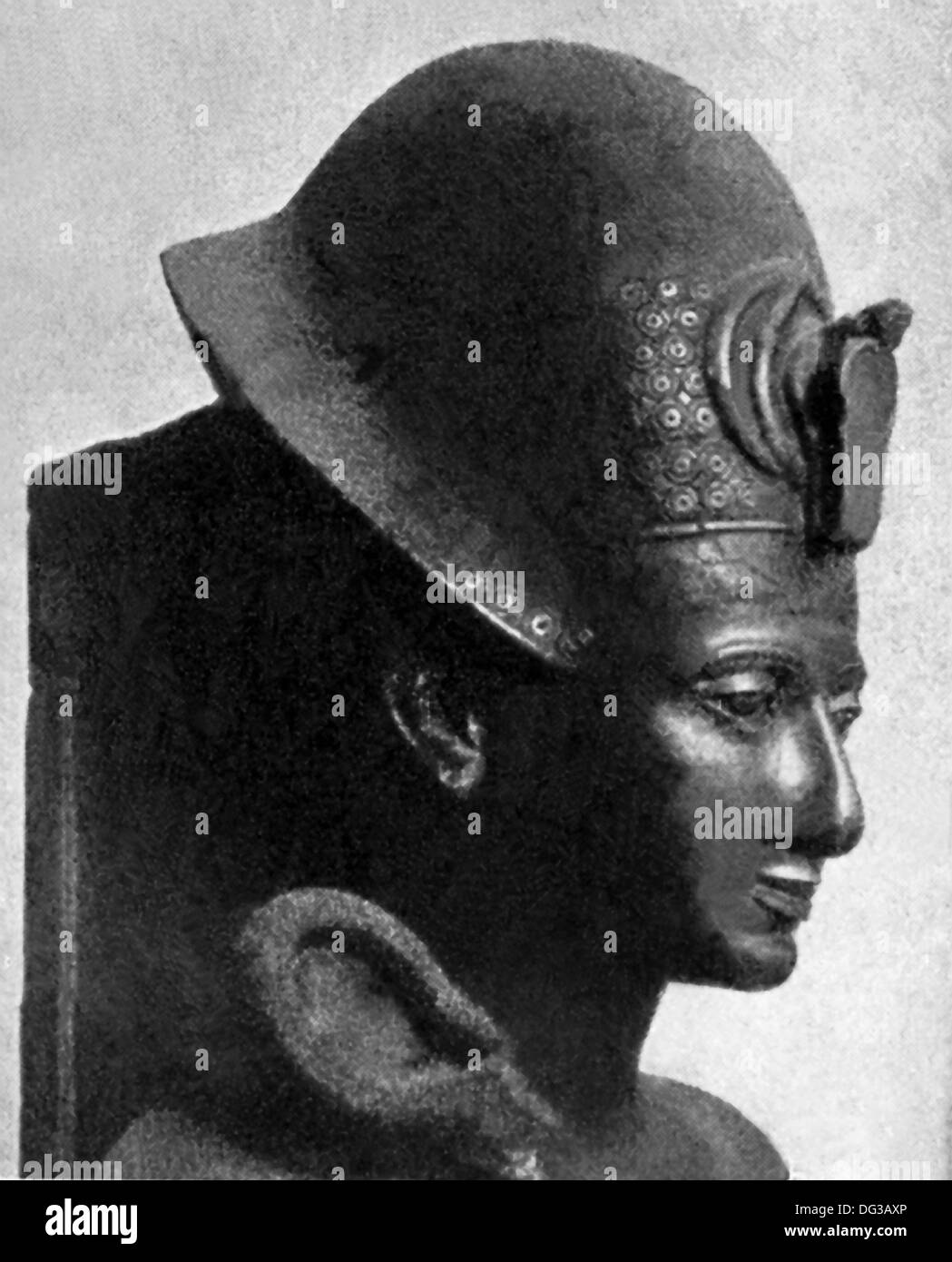 En esta escultura, obra maestra de Turín el retrato del rey de Egipto Ramsés II, lleva el casco de guerra y agarra el cetro heqa-. Foto de stock