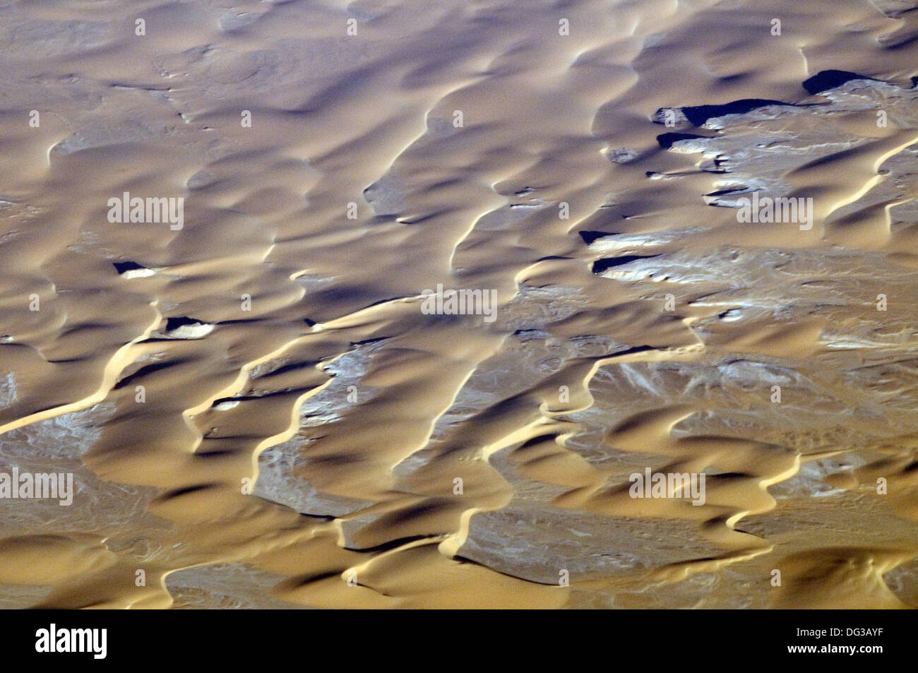 Vistas aéreas de viento barrió las dunas de arena del desierto en el Yemen Foto de stock