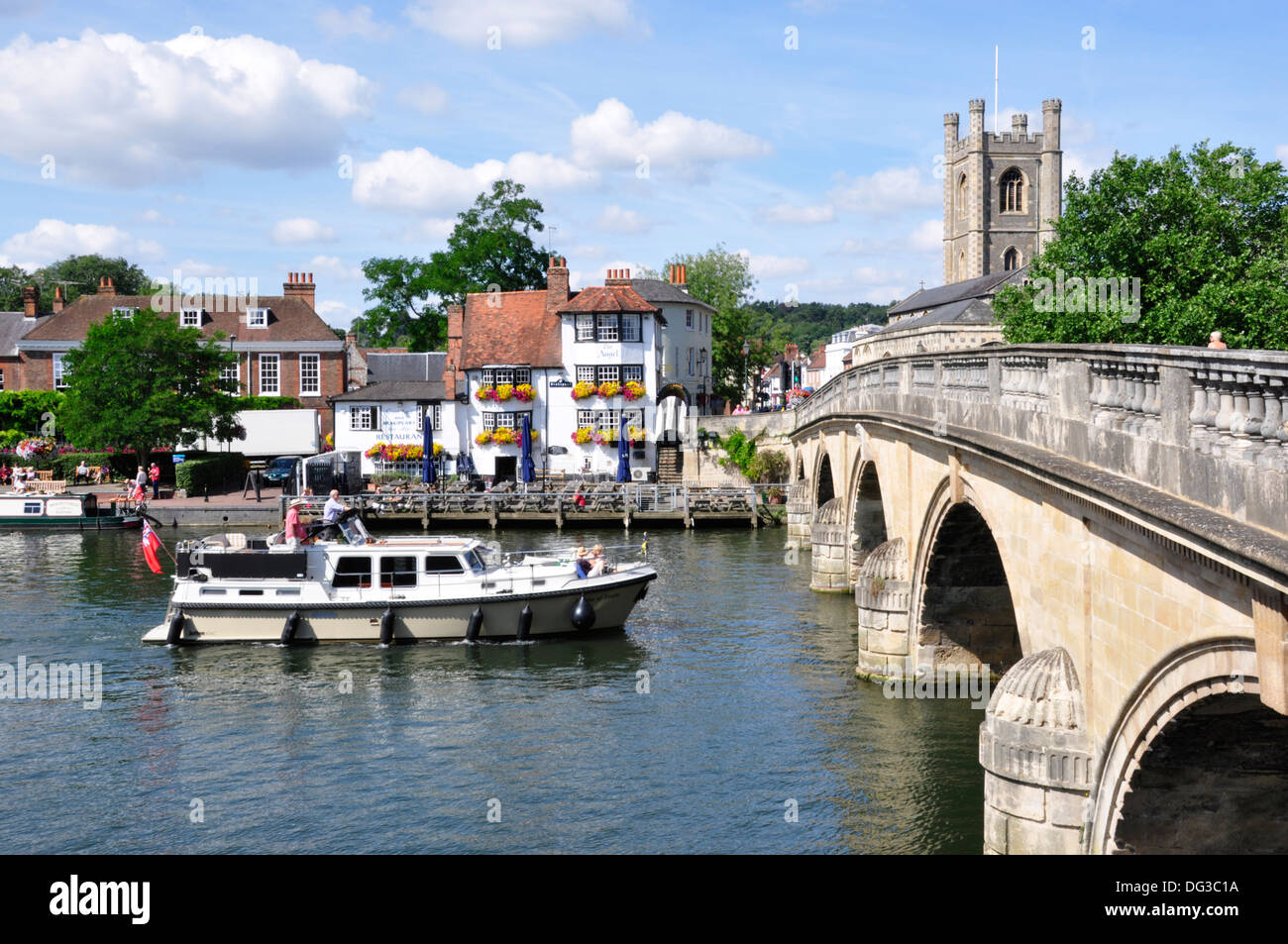 Oxon - Henley on Thames - ver la ciudad puente - Angel Inn - barco acercándose al puente - la luz solar del verano - blue sky Foto de stock