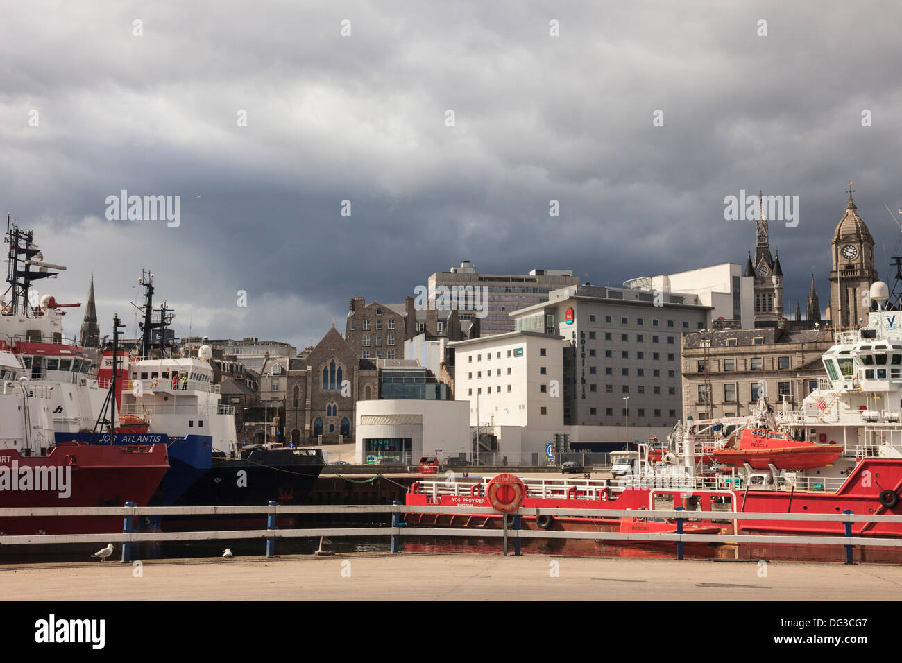 Los edificios del centro de la ciudad y el hotel Ibis de puerto con avituallamiento de buques offshore del mar del Norte en el dock, en Aberdeen, Escocia, Reino Unido Foto de stock