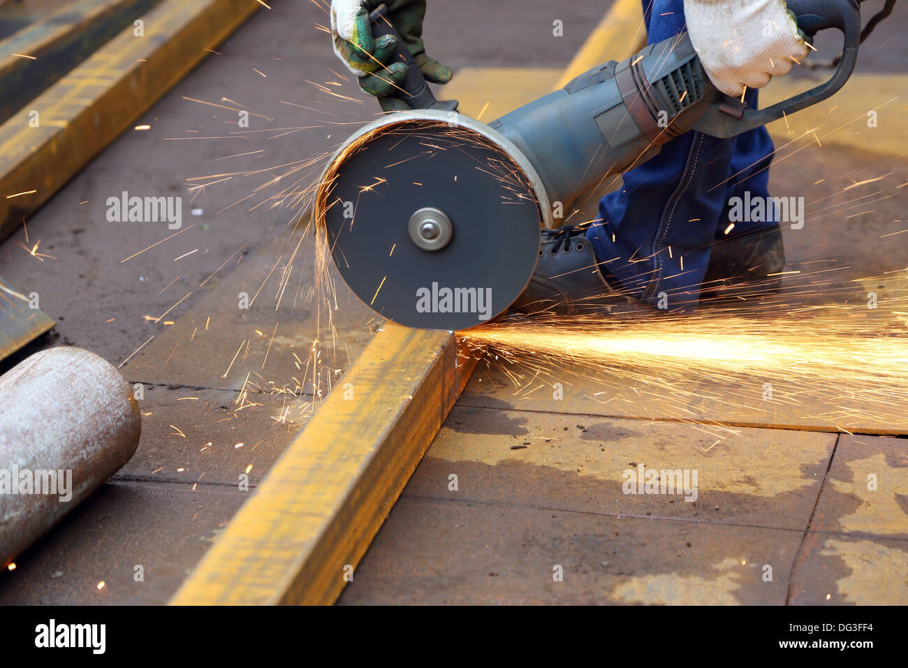 Trabajador de metal cortes perfil utilizando la herramienta Mano. Foto de stock