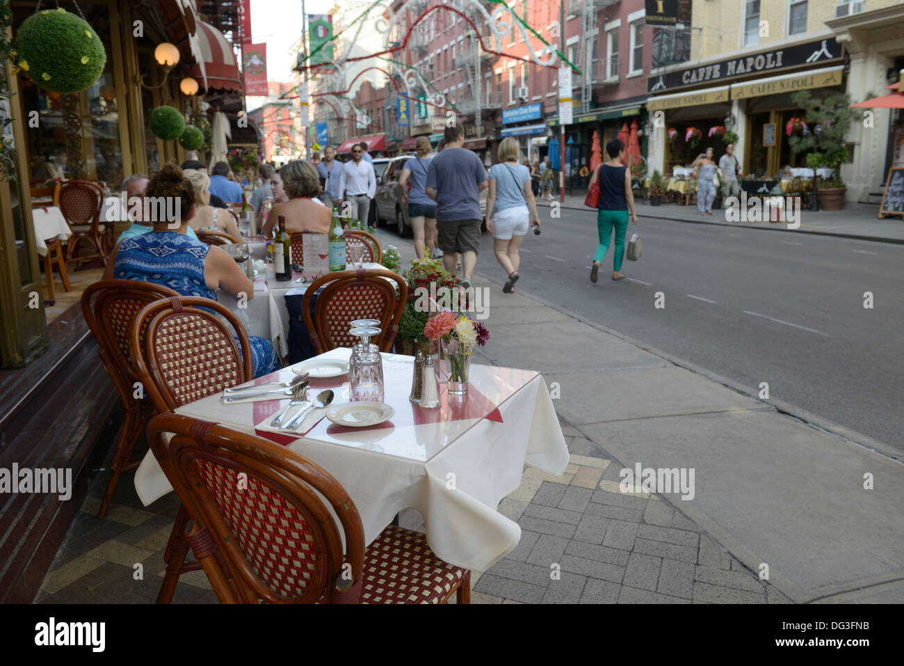 Las mesas del restaurante al aire libre, Little Italy, NYC Foto de stock
