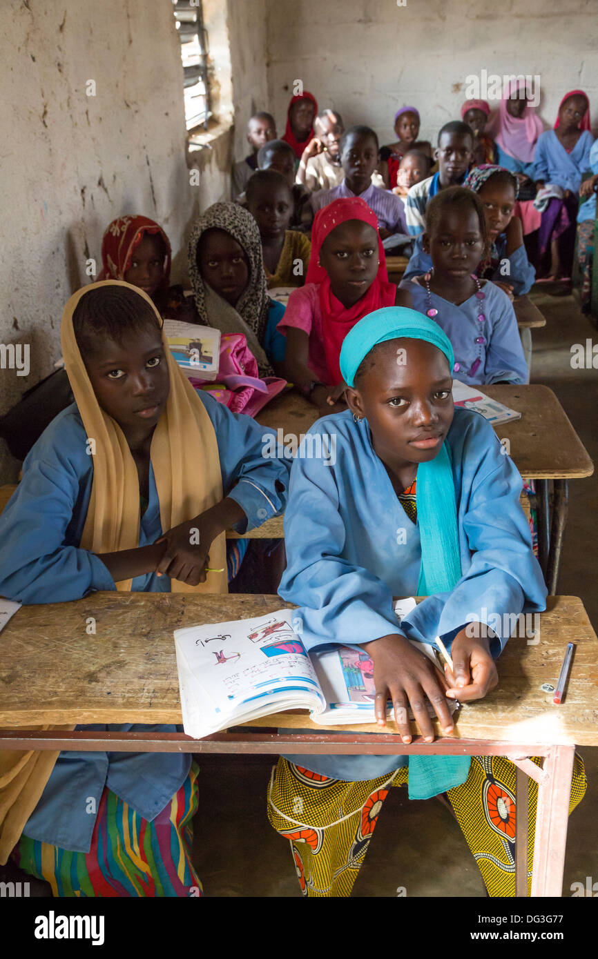 Senegal, Touba. Los estudiantes en Al-Azhar Madrasa, una Escuela de Estudios Islámicos. Foto de stock