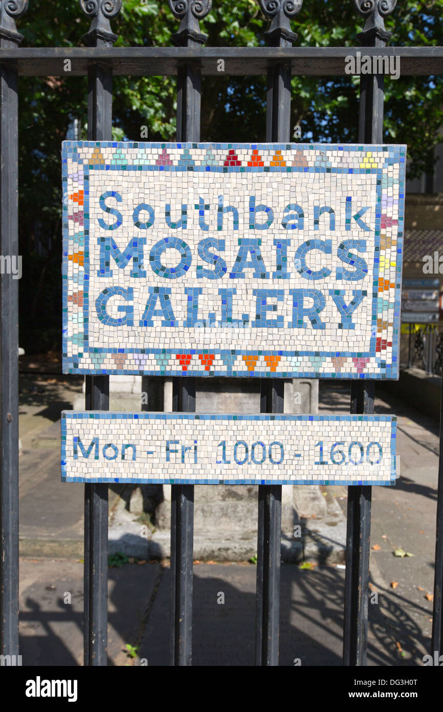 Southbank mosaicos mosaico Galería de signo, la Cripta de San Juan, 73 Waterloo Road, Londres, Reino Unido, Suecia1. Foto de stock