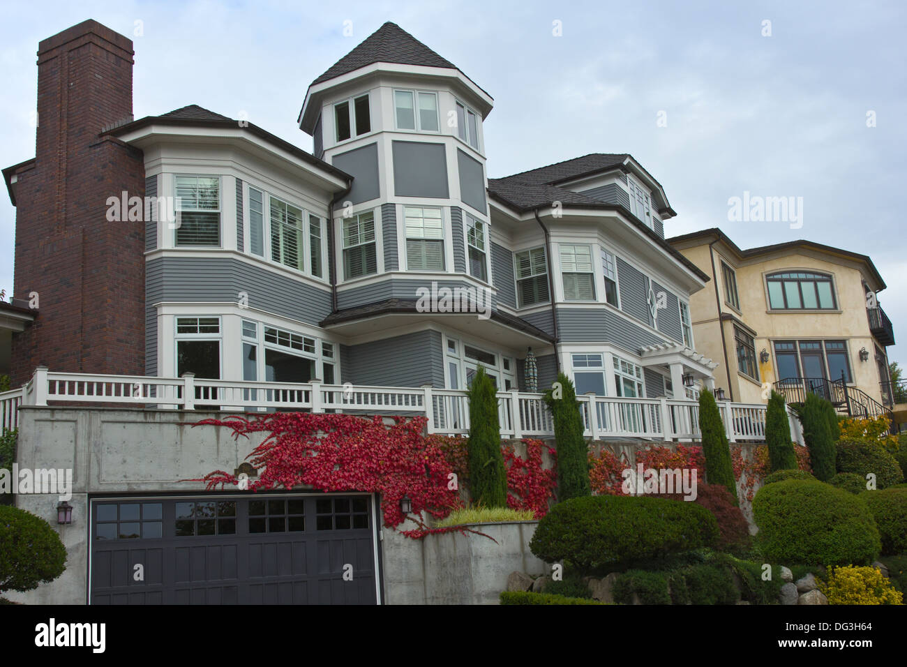 Una gran mansión y plantas circundantes de Seattle, Washington. Foto de stock