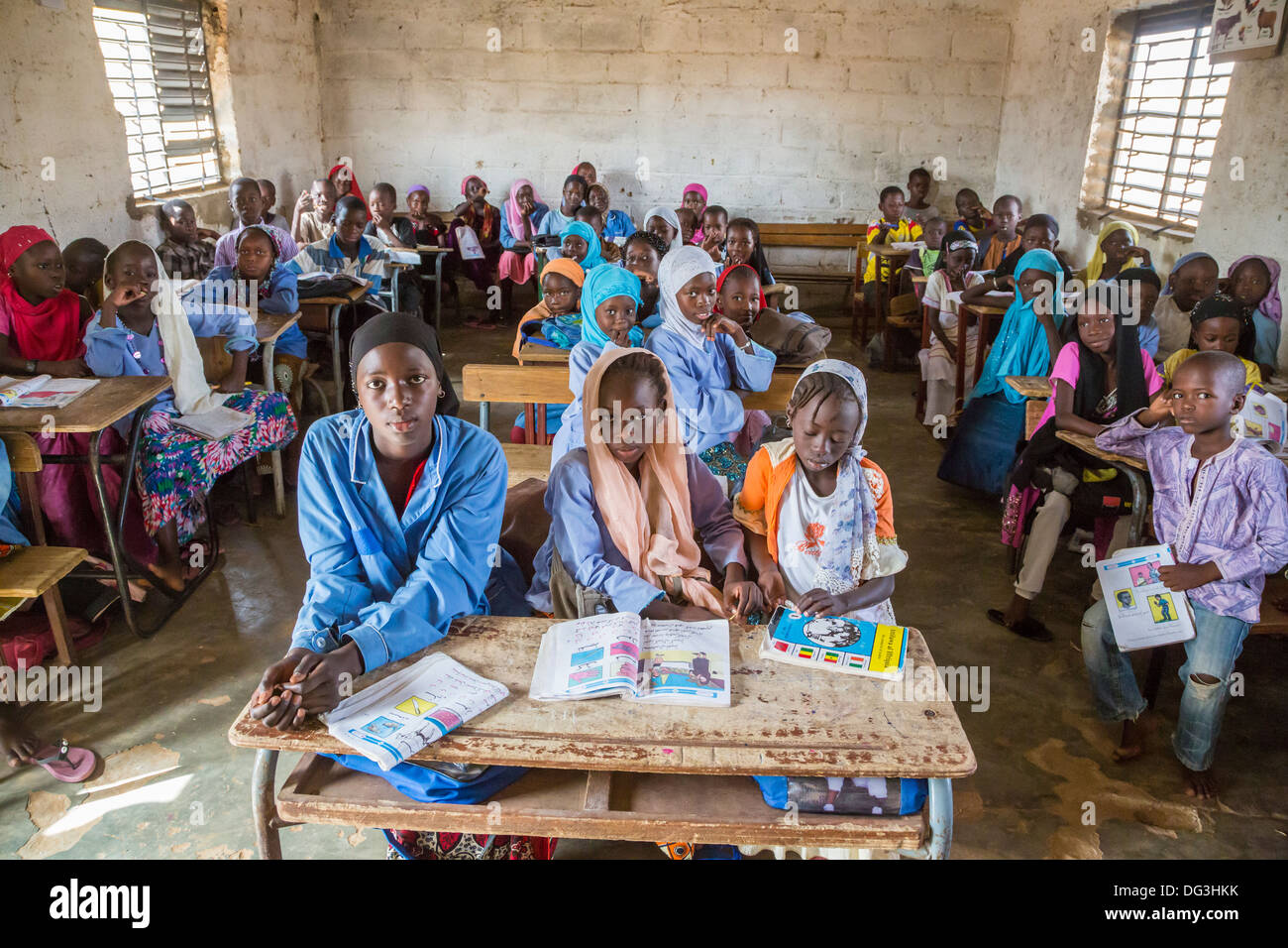 Senegal, Touba. Los estudiantes en Al-Azhar Madrasa, una Escuela de Estudios Islámicos. Foto de stock