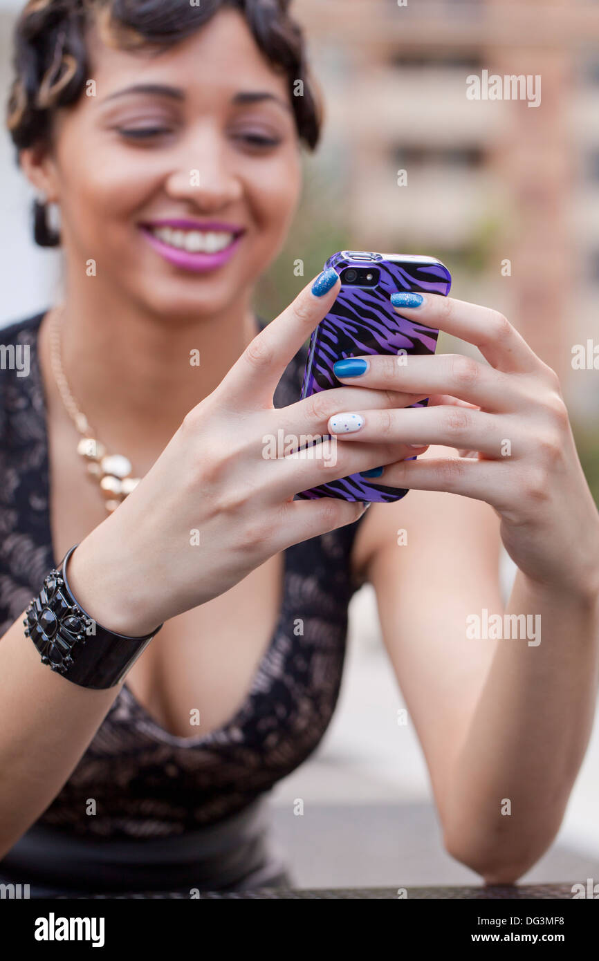 Mujer usando smart phone - EE.UU. Foto de stock