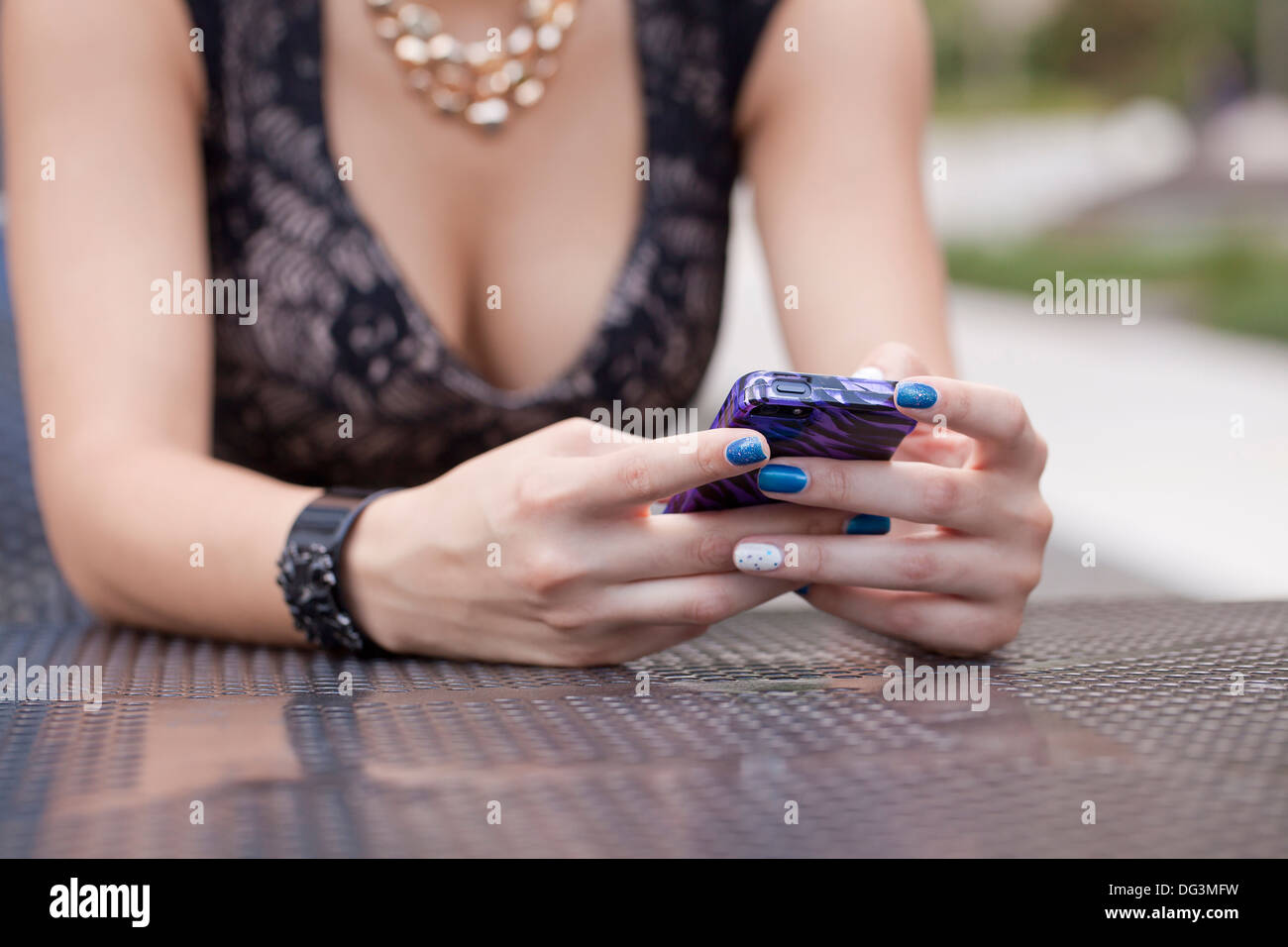 Primer plano de las manos de la mujer utilizando smart phone - EE.UU. Foto de stock