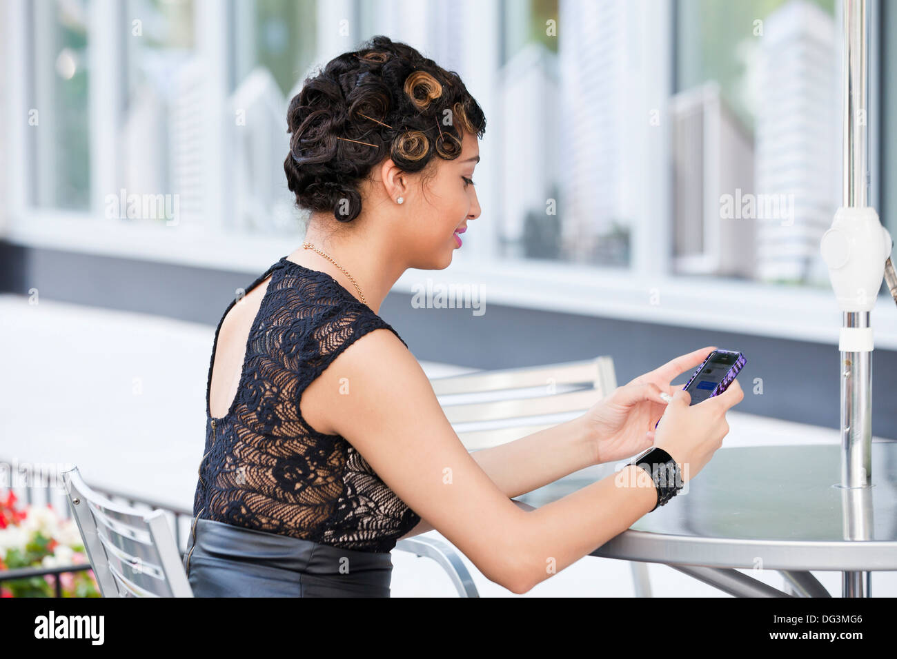 Mujer usando smart phone - EE.UU. Foto de stock