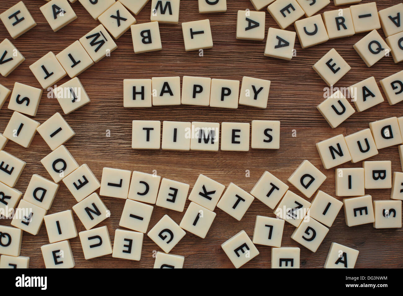 Cartas de plástico de una ortografía de los niños jugando en una mesa de madera hechizo "happy Times' Foto de stock