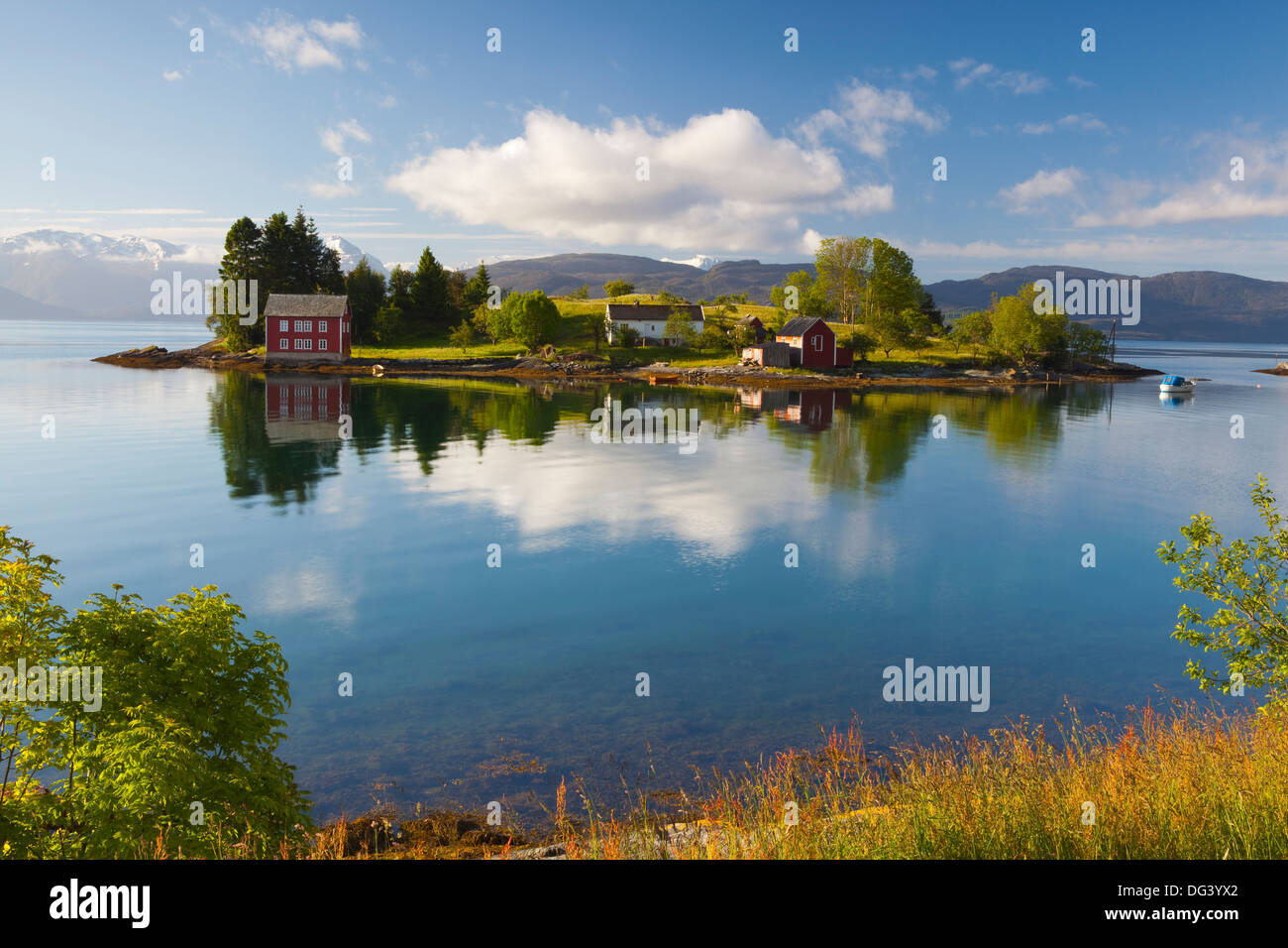 Una idílica isla rural en el fiordo Hardanger, Hordaland, Noruega, Escandinavia, Europa Foto de stock
