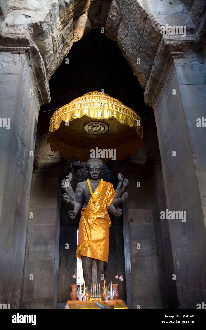 Estatua de Vishnu en Angkor Wat, Sitio del Patrimonio Mundial de la UNESCO, Angkor, Siem Reap, Camboya, en Indochina, en el sudeste de Asia, Asia Foto de stock