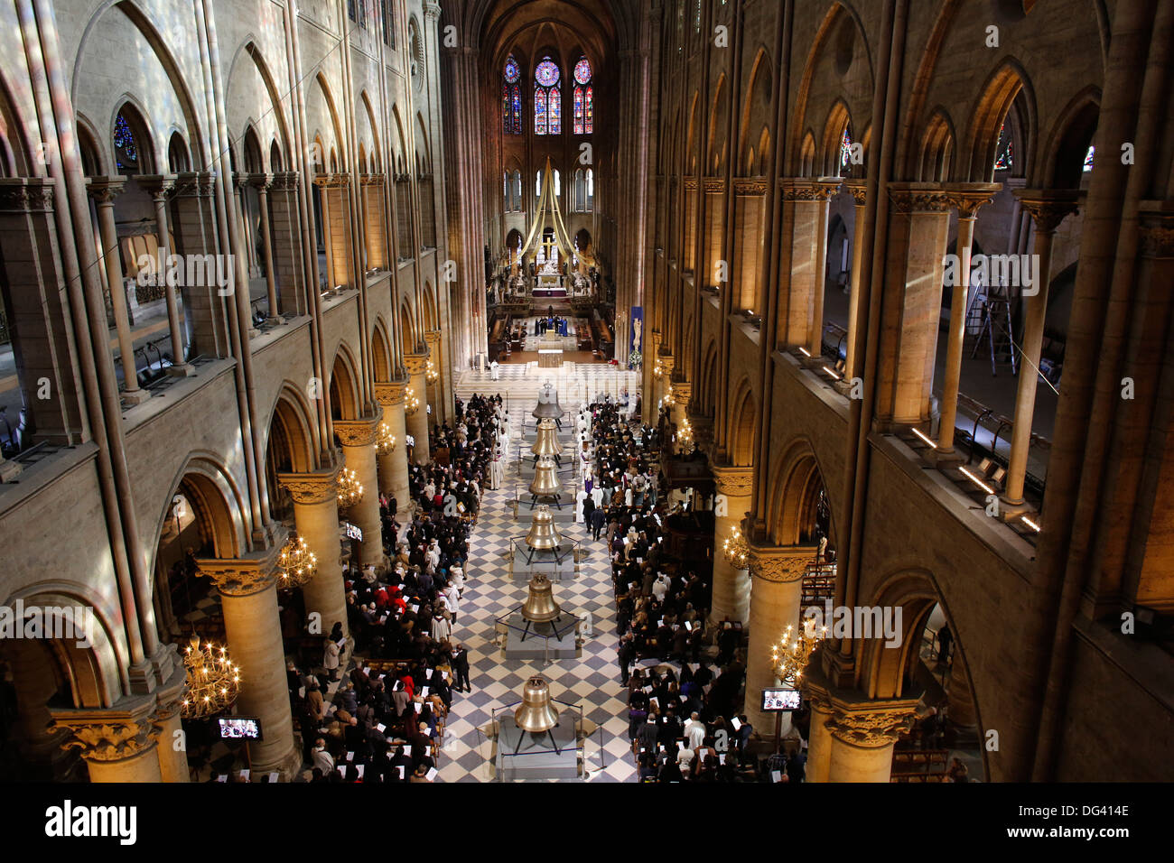 Nuevas campanas se muestra temporalmente en la nave de la catedral de Notre Dame, París, Francia, Europa Foto de stock