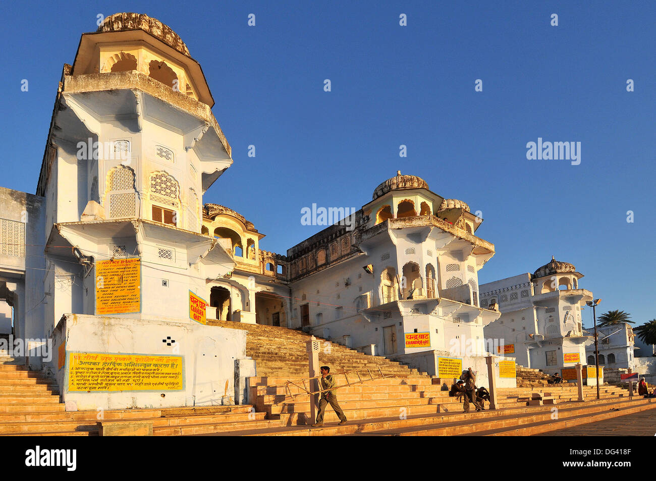 Ghats en Santa lago Pushkar y antiguos palacios Rajput, Pushkar, Rajastán, India, Asia Foto de stock