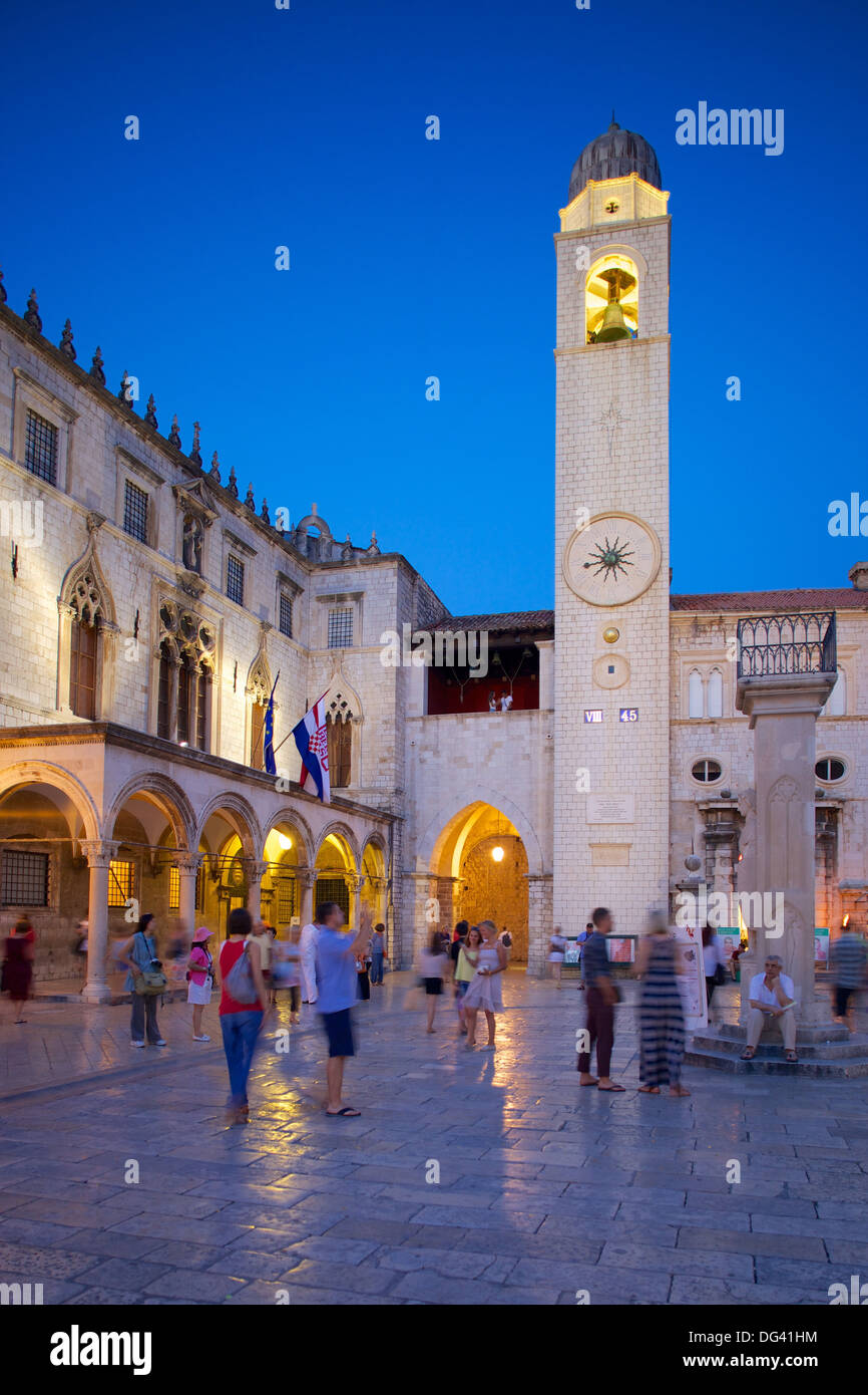 La torre del reloj al anochecer, Stradun, Sitio del Patrimonio Mundial de la UNESCO, Dubrovnik, Costa Dálmata, Dalmacia, Croacia, Europa Foto de stock