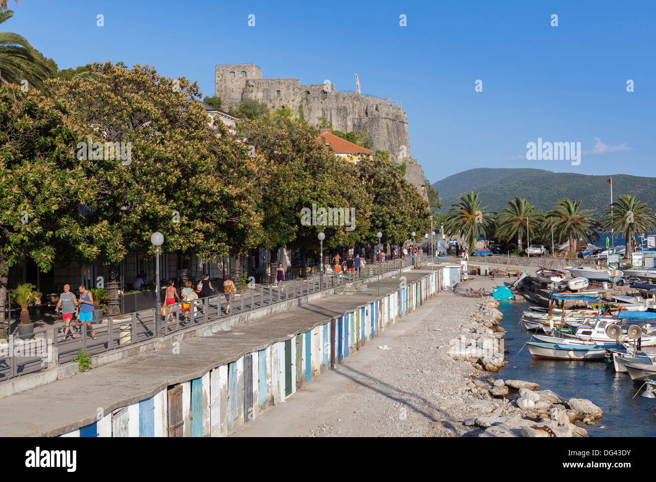 Herceg Novi, enfrente de la playa y del puerto, Montenegro, Europa Foto de stock