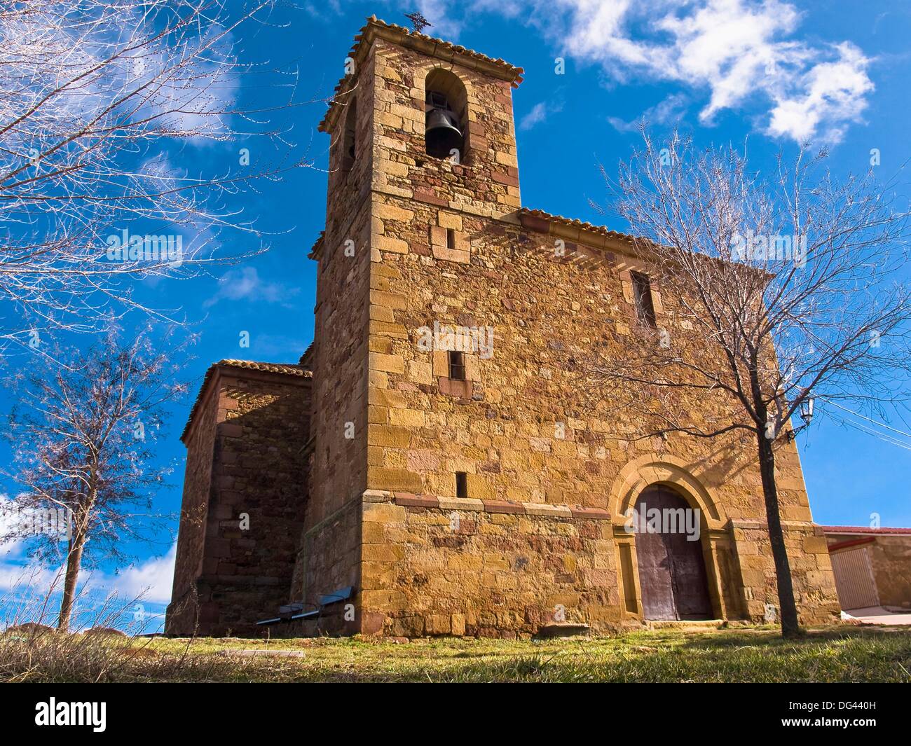 Iglesia parroquial de la Asunción - Hombrados - Sierra de Caldereros -  Guadalajara - Castilla la Mancha - España Fotografía de stock - Alamy