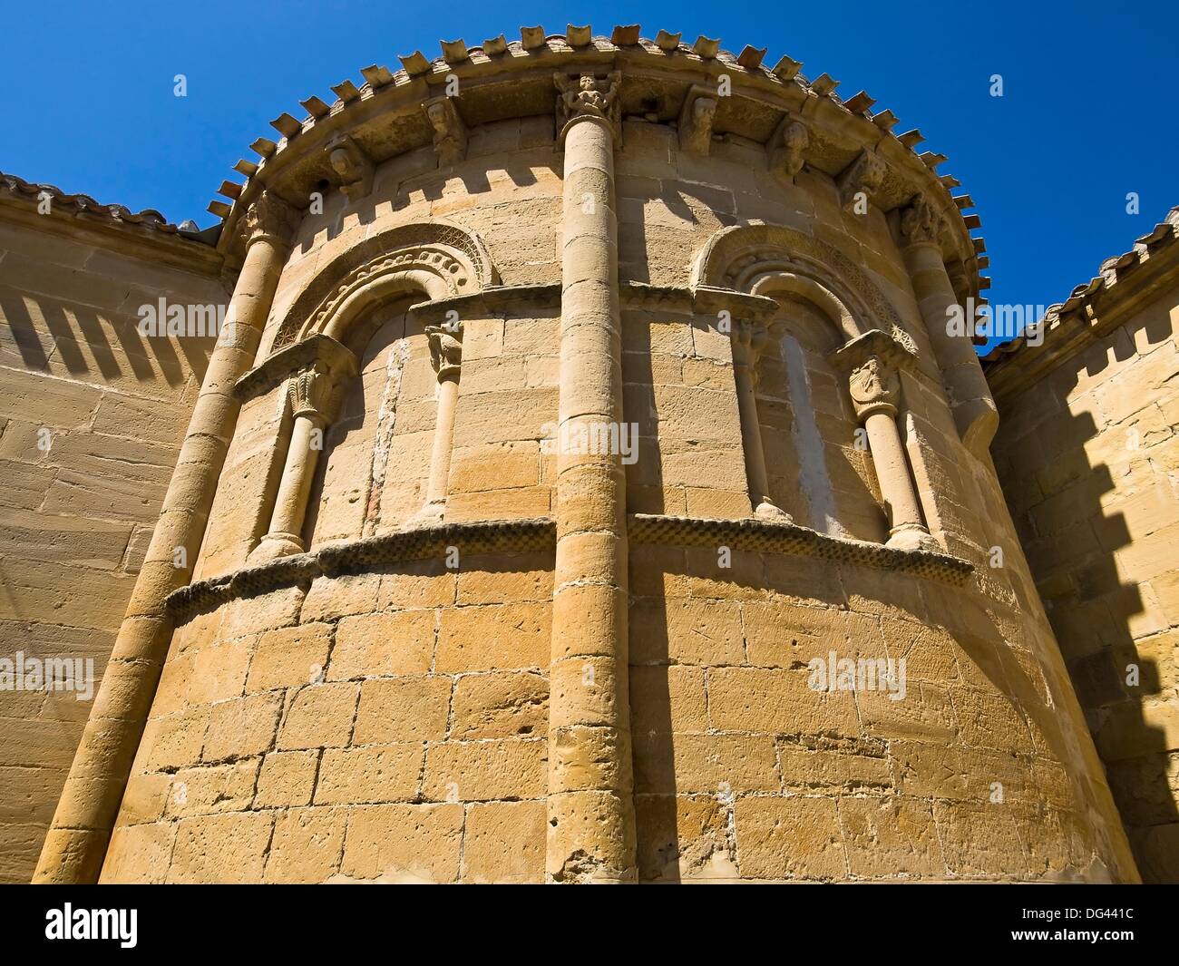 Ábside románico con columnas, ventanas ciegas y ménsulas, El Salvador