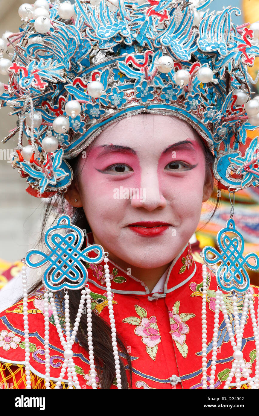 Mujer joven ataviados con sus trajes tradicionales, Año Nuevo Chino, París, Francia, Europa Foto de stock