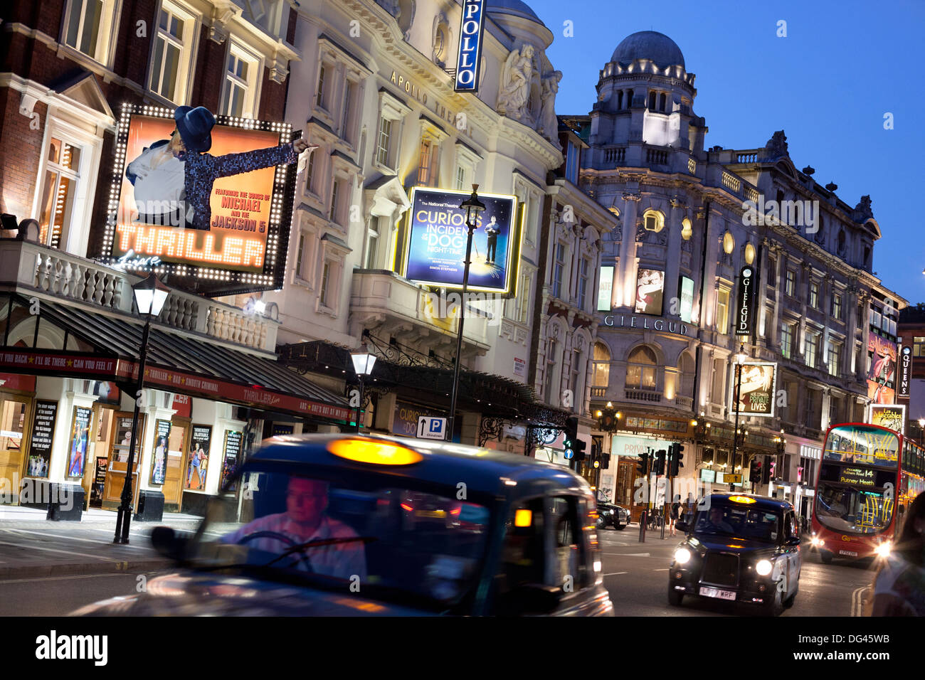 Por la noche, los teatros Shaftesbury Avenue, London, England, Reino Unido, Europa Foto de stock