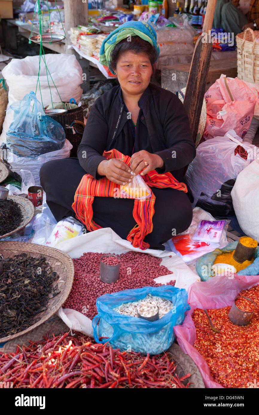 Vendedor de especias en el mercado local Nampan, Inle Lake, en el estado de Shan, Myanmar (Birmania), Asia Foto de stock