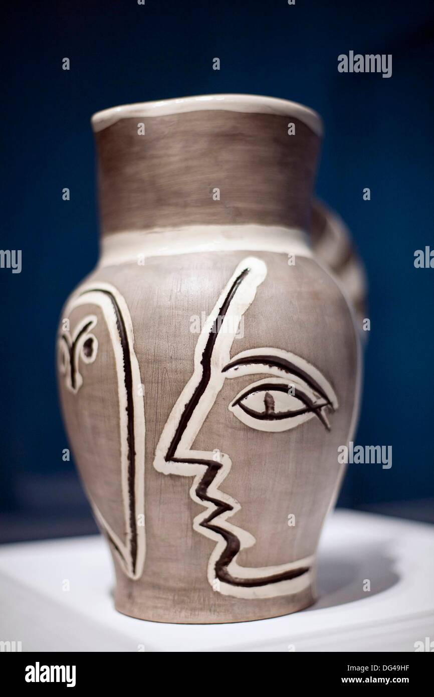 Jarrón de cerámica de Pablo Picasso, exposición temporal, Museo de Bellas  Artes de Sevilla, España Fotografía de stock - Alamy