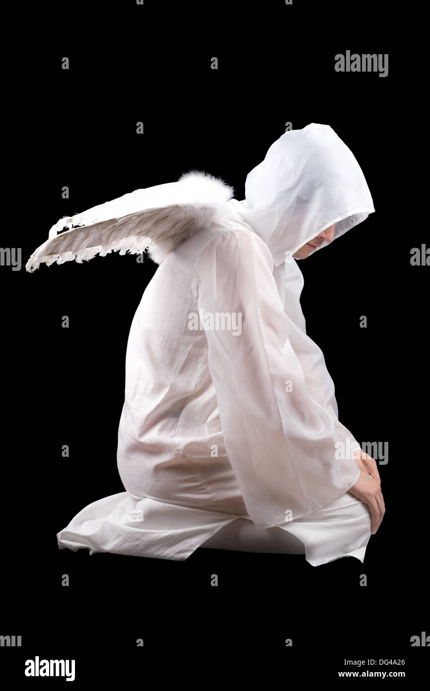 Hombre sentado vestido con traje de ángel blanco. Aislados en negro  Fotografía de stock - Alamy