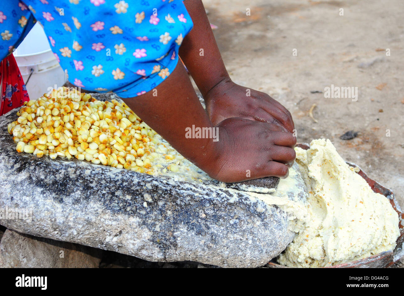 Moledora de maiz antigua fotografías e imágenes de alta resolución - Alamy
