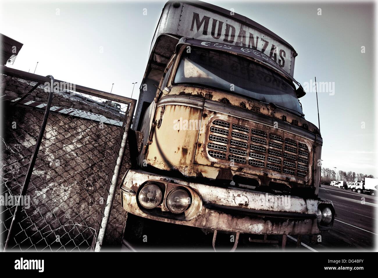 Vista frontal de antiguo camión de mudanzas oxidado Foto de stock