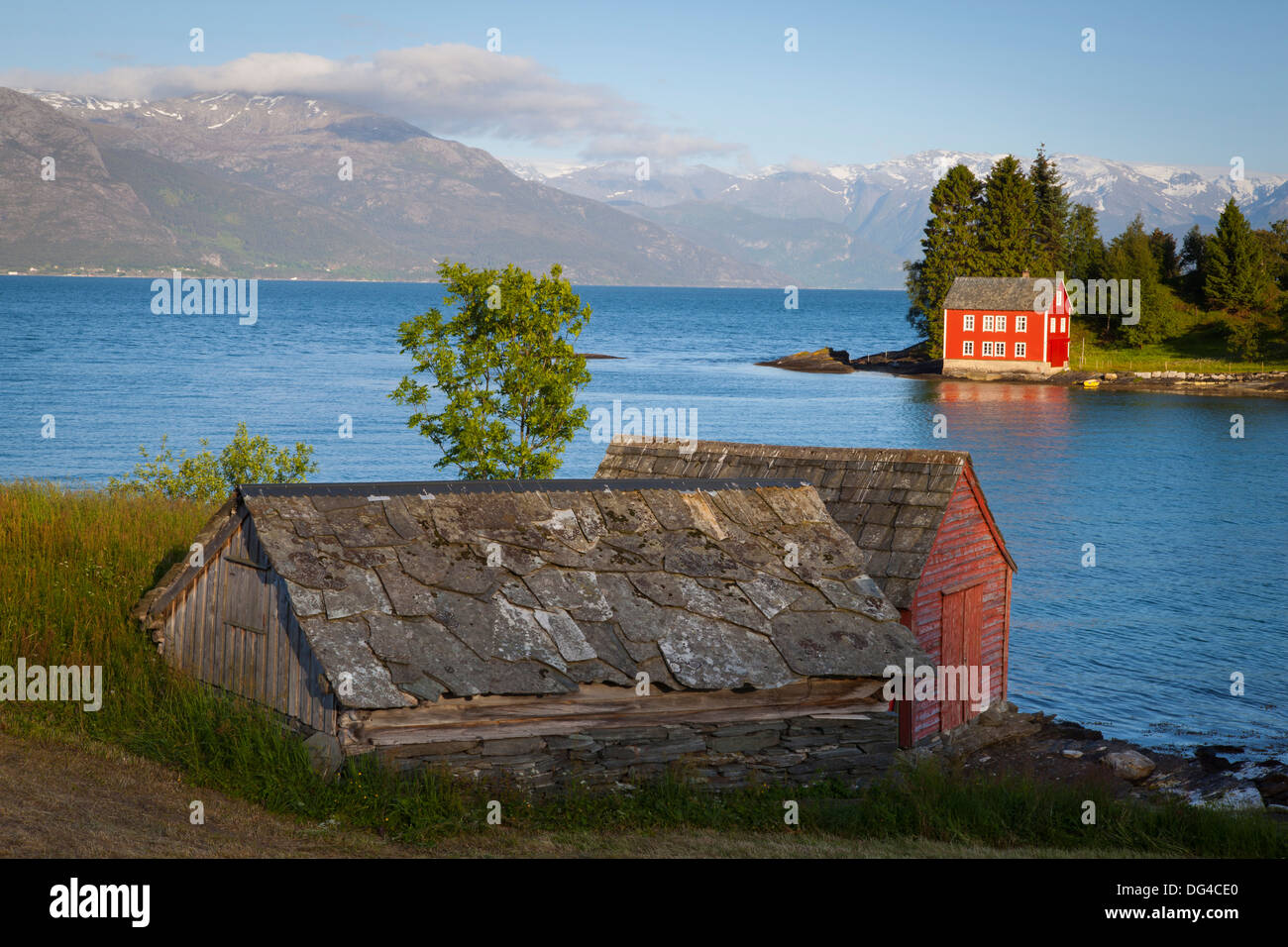 Una idílica isla rural en el fiordo Hardanger, Hordaland, Noruega, Escandinavia, Europa Foto de stock
