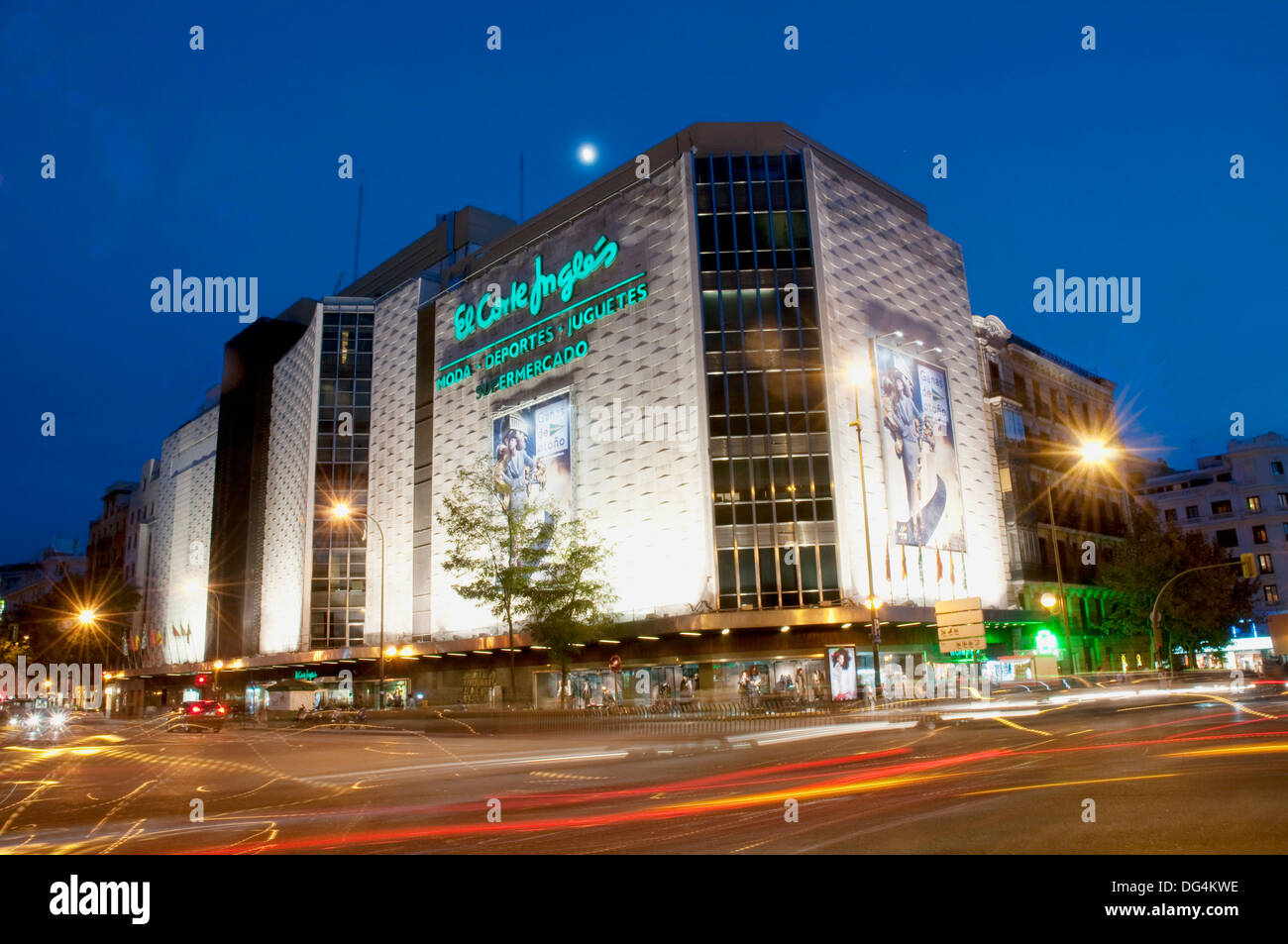 La calle Goya y El centro comercial El Corte Inglés, la vista de noche.  Madrid, España Fotografía de stock - Alamy